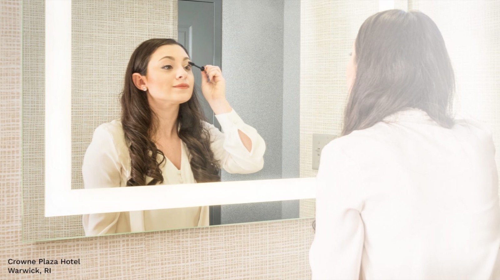 Séura lighted mirror at a bathroom vanity