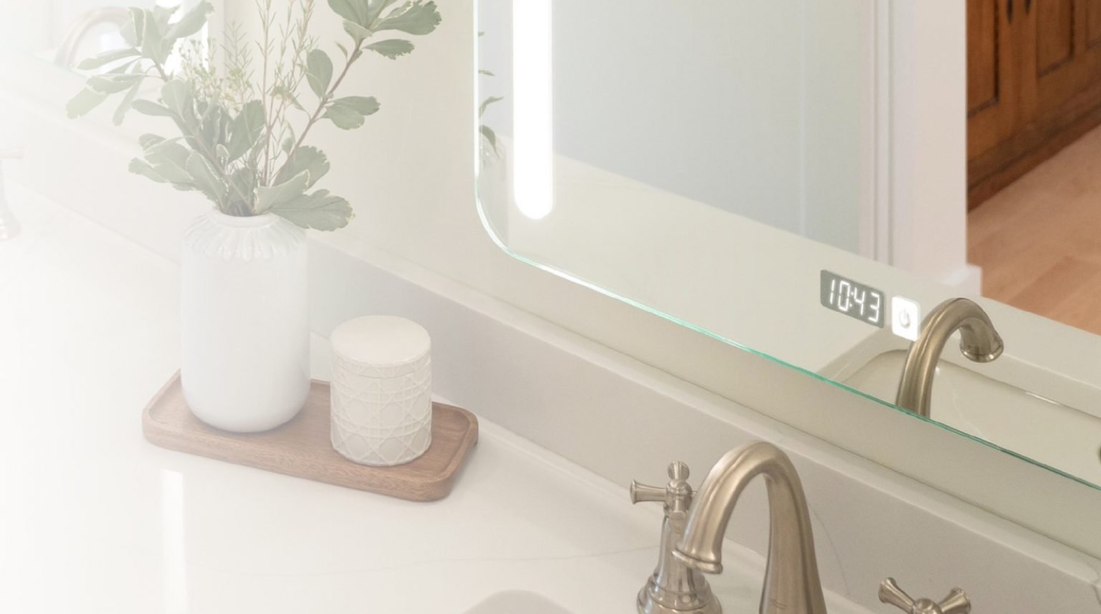 Séura touch control clock and dimming